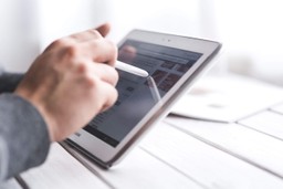 person-managing-all-food-delivery-orders-on-one-single-tablet-techonology-ipad