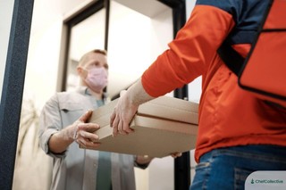 australia-delivery-rider-sending-food-to-customer-pizza-box